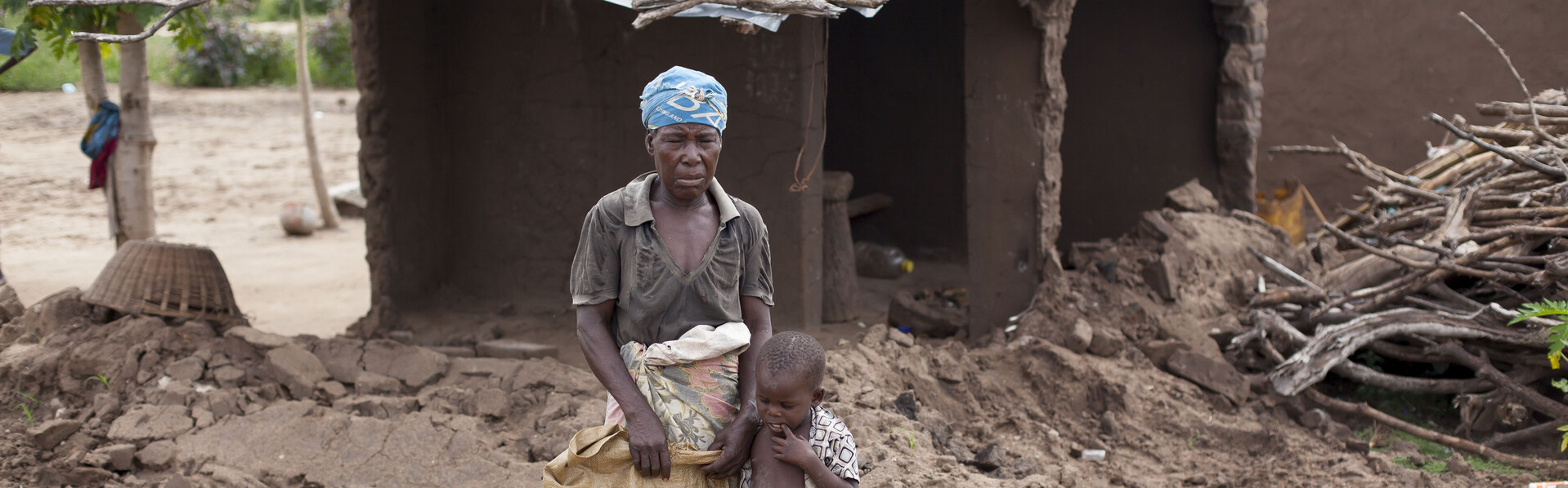 Frau & Kind inmitten von Zerstörung nach Zyklon Idai in Malawi
