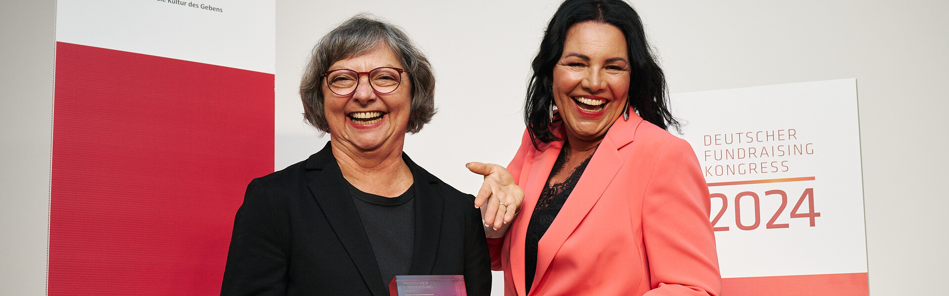 Manuela Roßbach mit Laudatorin Ricarda Raths