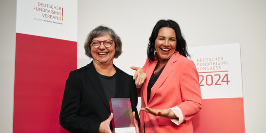 Manuela Roßbach mit Laudatorin Ricarda Raths