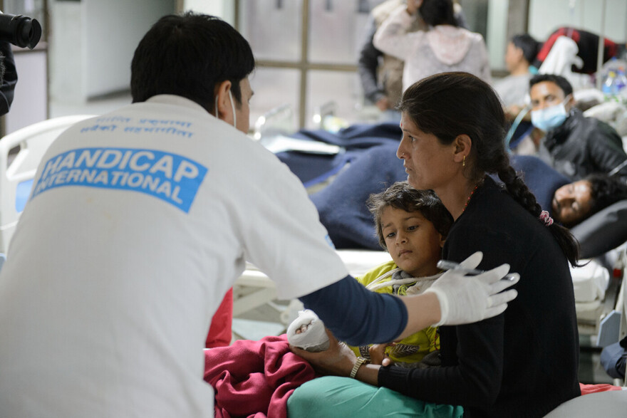 Nach dem Erdbeben in Nepal leisten Mitarbeiter unserer Bündnisorganisationen Nothilfe. Nach dem Erdbeben in Nepal leisten Mitarbeiter unserer Bündnisorganisationen Nothilfe.