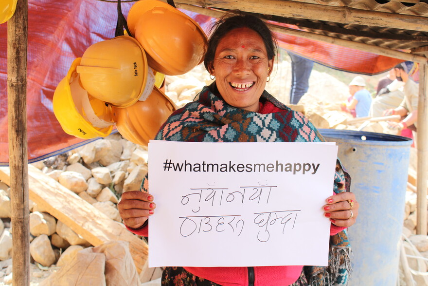 Eine Betroffene des Bebens in Nepal steht in einem Haus.