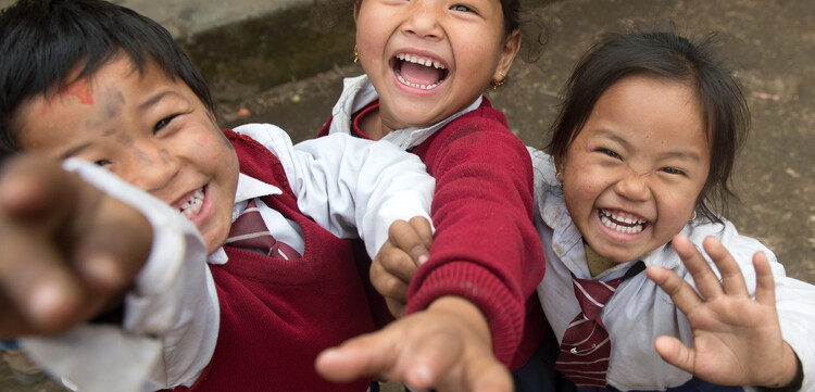 Schulkinder in Nepal: Das Recht auf Bildung ist neben vielen anderen Rechten in der UN-Kinderrechtskonvention festgeschrieben Schulkinder in Nepal: Das Recht auf Bildung ist neben vielen anderen Rechten in der UN-Kinderrechtskonvention festgeschrieben
