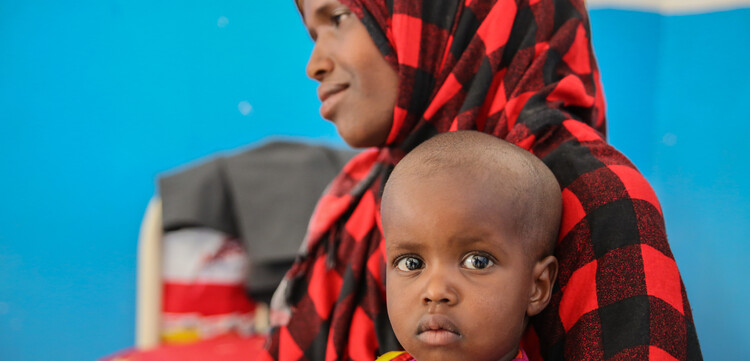 Eine Frau in Somalia wartet in einem Krankenhaus in Somalia mit ihrem Kind auf einen Arzt. Eine Frau in Somalia wartet in einem Krankenhaus in Somalia mit ihrem Kind auf einen Arzt.