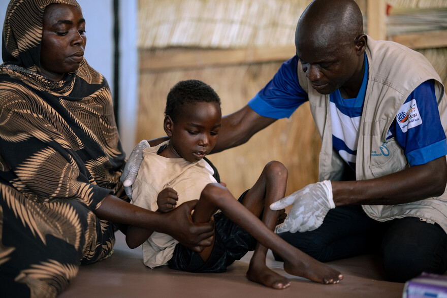 Ein Junge mit Kinderlähmung erhält Physiotherapie