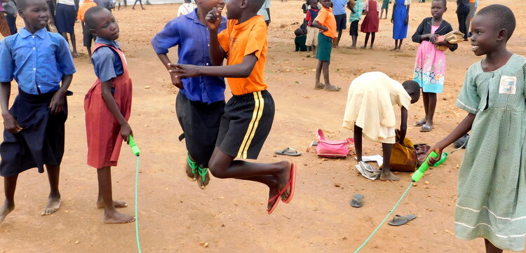 Kinder in Uganda beim Spielen Kinder in Uganda beim Spielen