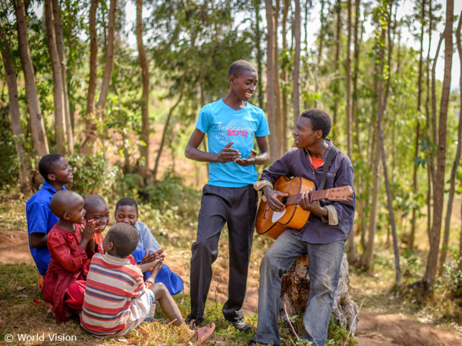 Manuel und Jean Bosco (mit Gitarre) repräsentieren eine neue, hoffnungsvollere Generation in Ruanda.
