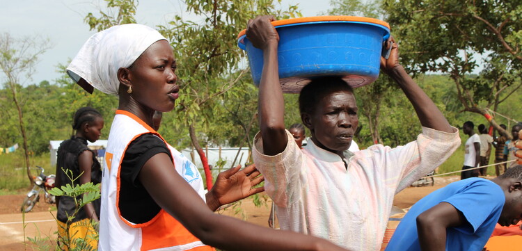 Angekommen in Uganda, erhalten Flüchtlinge aus dem Südsudan Nahrungsmittel. Angekommen in Uganda, erhalten Flüchtlinge aus dem Südsudan Nahrungsmittel.