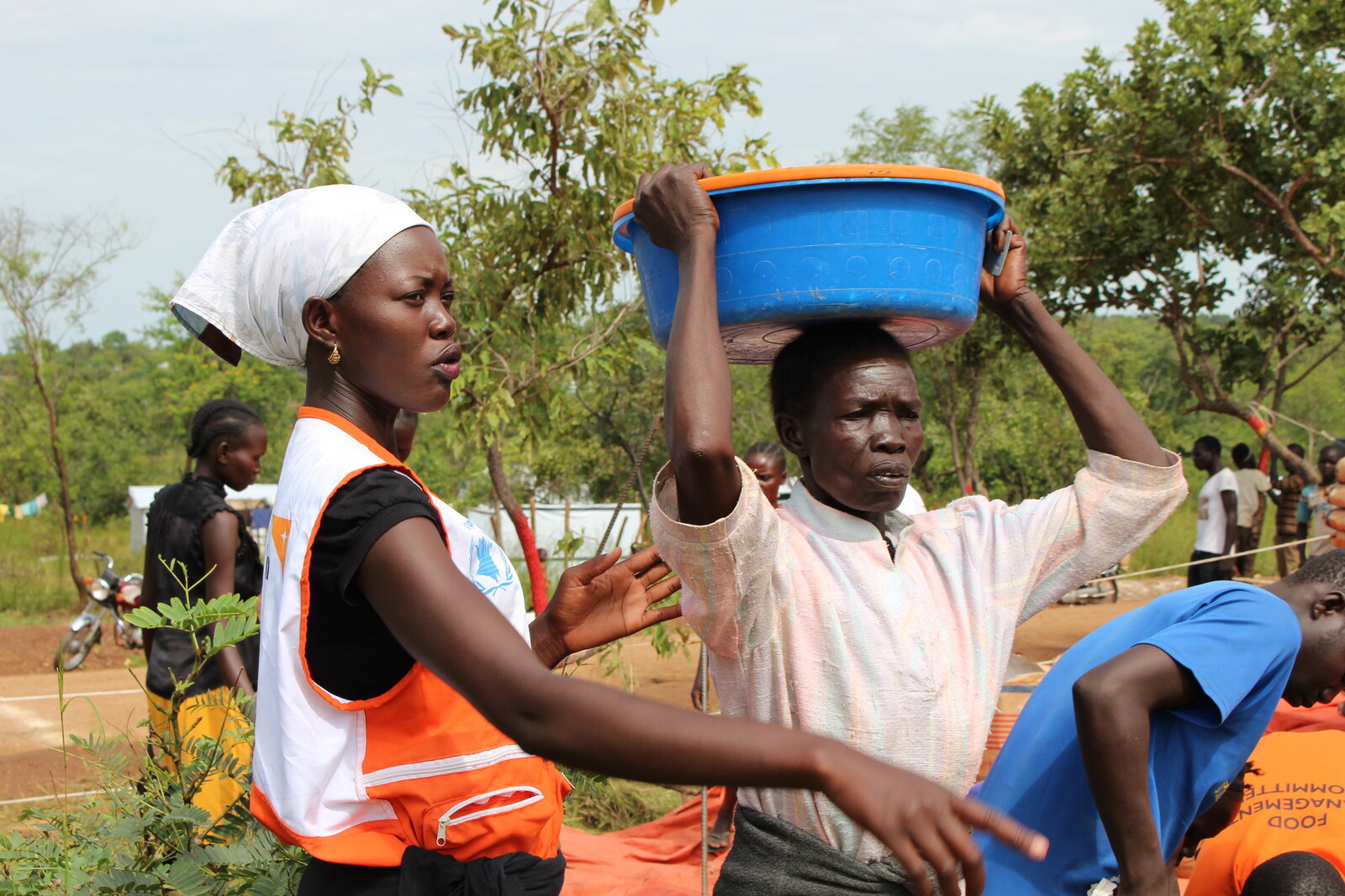 Angekommen in Uganda, erhalten Flüchtlinge aus dem Südsudan Nahrungsmittel.