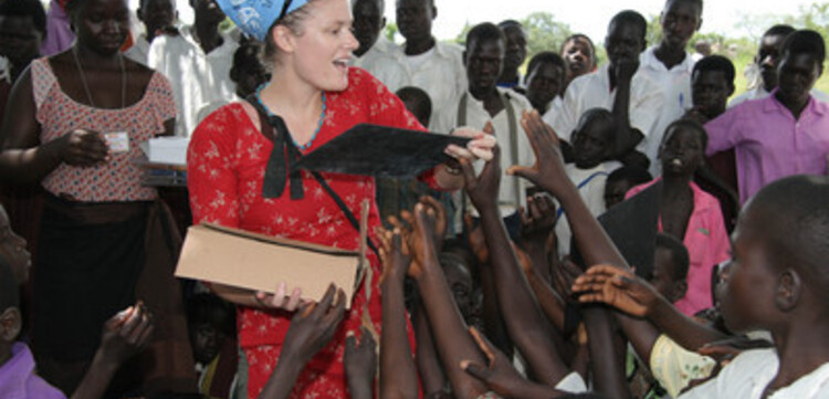 Flut Afrika: ASB - Helferin in Menschenmenge