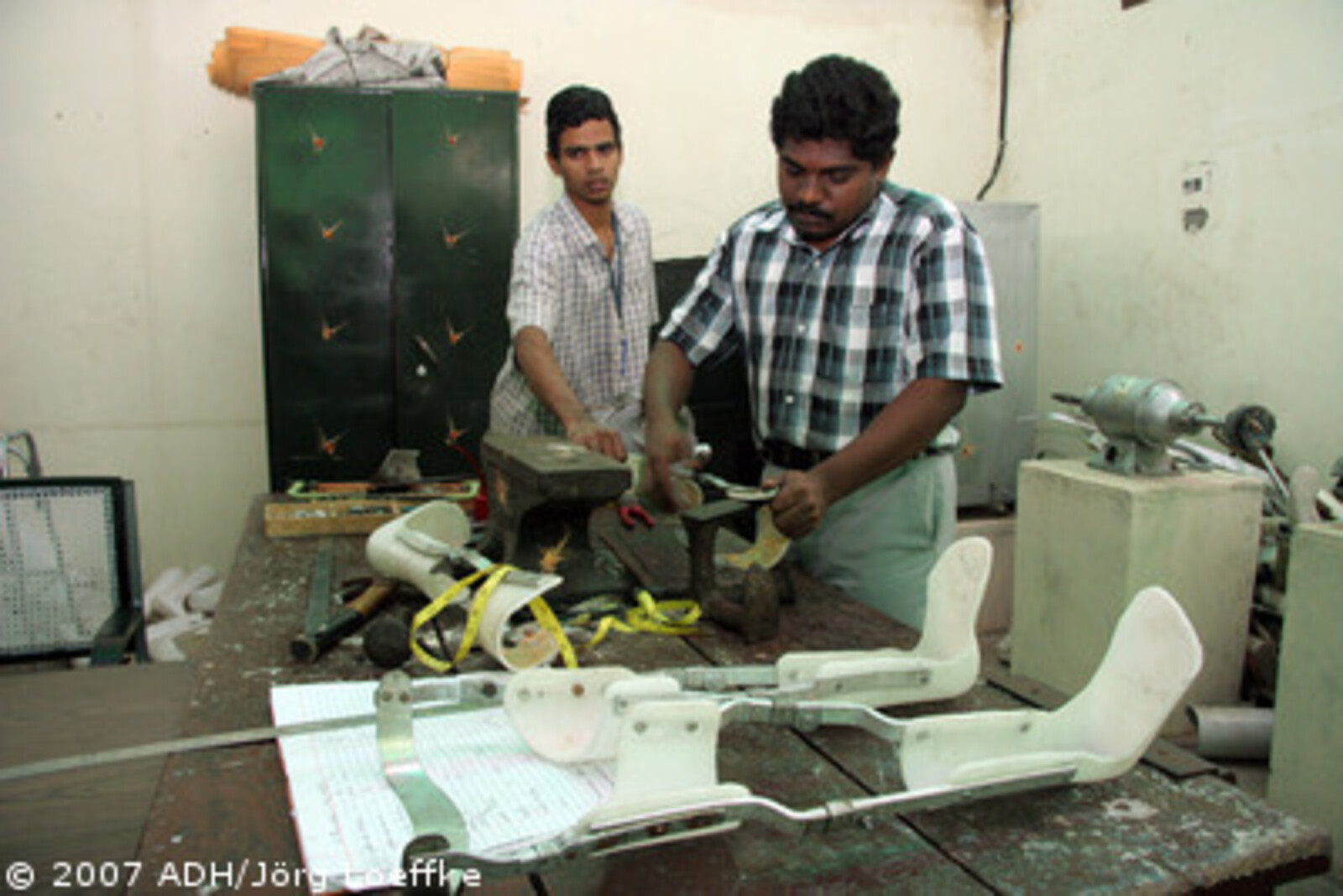 Tsunami-Hilfe Indien: Arbeiter in der Prothesenwerkstatt
