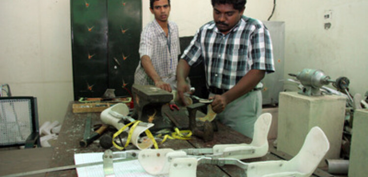 Tsunami-Hilfe Indien: Arbeiter in der Prothesenwerkstatt