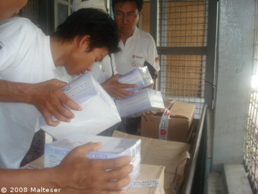 Zyklon Myanmar: Verpackung von Hilfsgütern