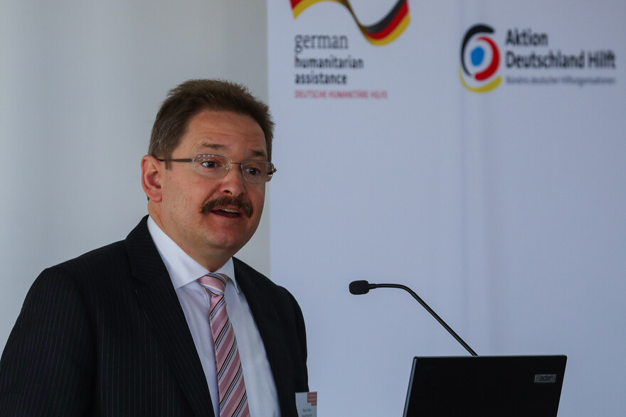 Peter Felten bei der Begrüßung des Publikums.