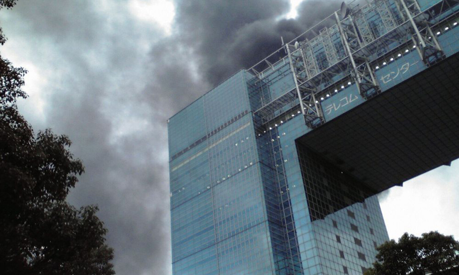 Ein Gebäude in Tokio, dass bei dem Erdbeben in Brand geraten ist. © REUTERS/KYODO Kyodo