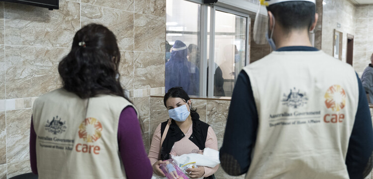 Mitarbeitende von CARE im Gespräch mit einer jungen Mutter im Irak Mitarbeitende von CARE im Gespräch mit einer jungen Mutter im Irak