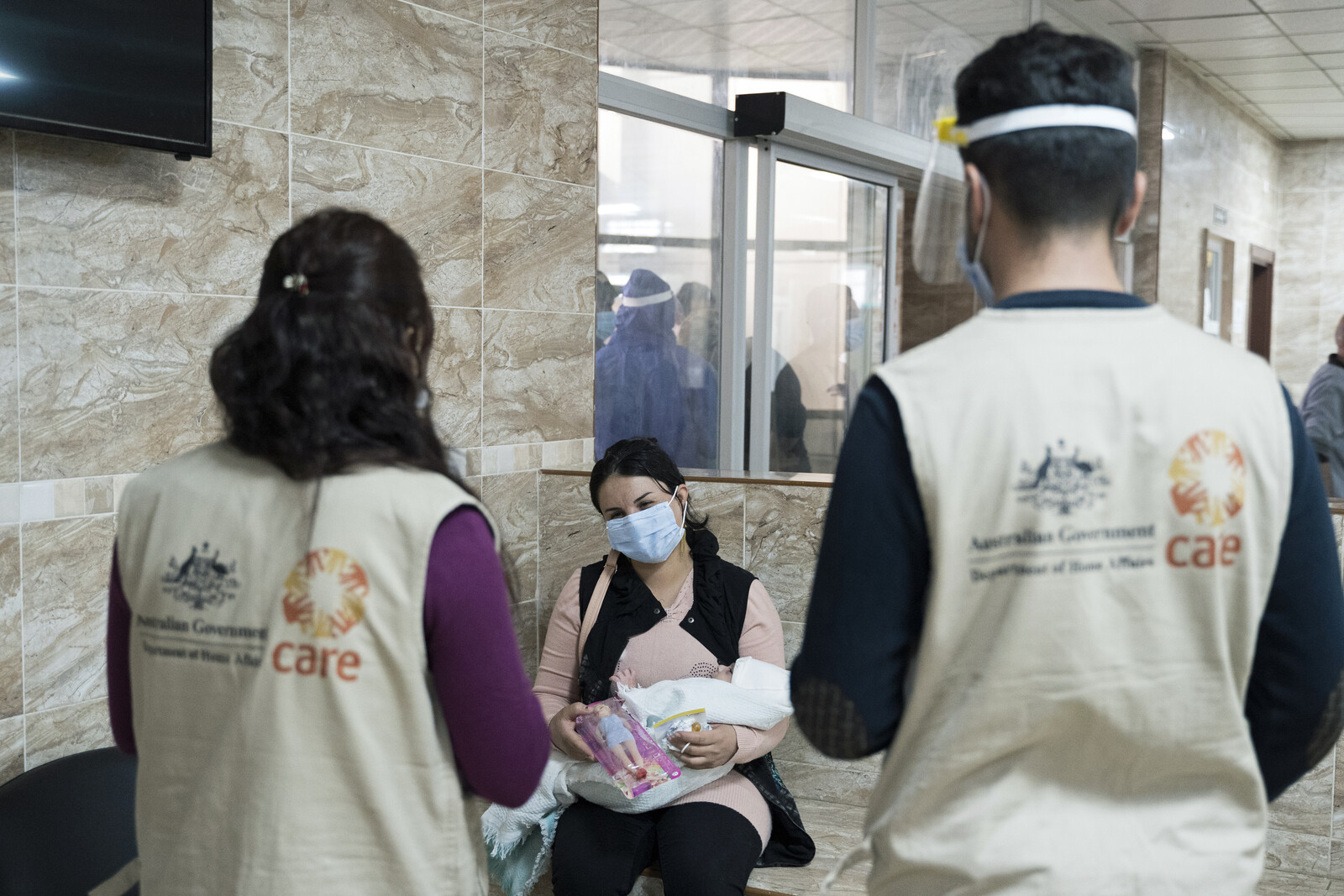 Mitarbeitende von CARE im Gespräch mit einer jungen Mutter im Irak Mitarbeitende von CARE im Gespräch mit einer jungen Mutter im Irak