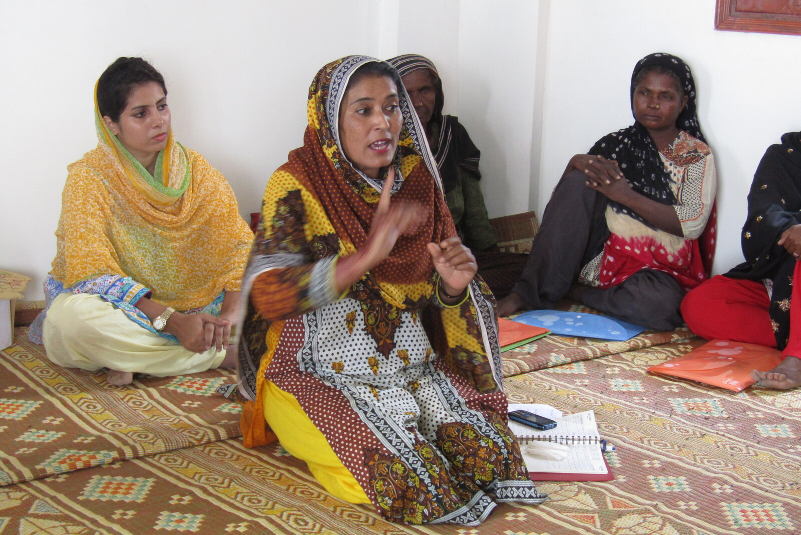 Die Trainerin Aziz-u-nisa schult Frauen in Pakistan. 