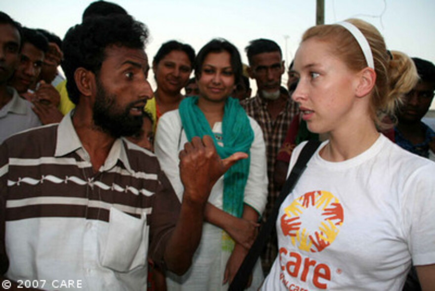 Zyklon Bangladesch, Sandra Bulling im Gespräch mit Einheimischen