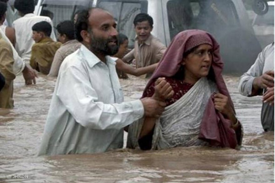 charsada-district3 Flut Pakistan: Mann und Frau im Charsada District