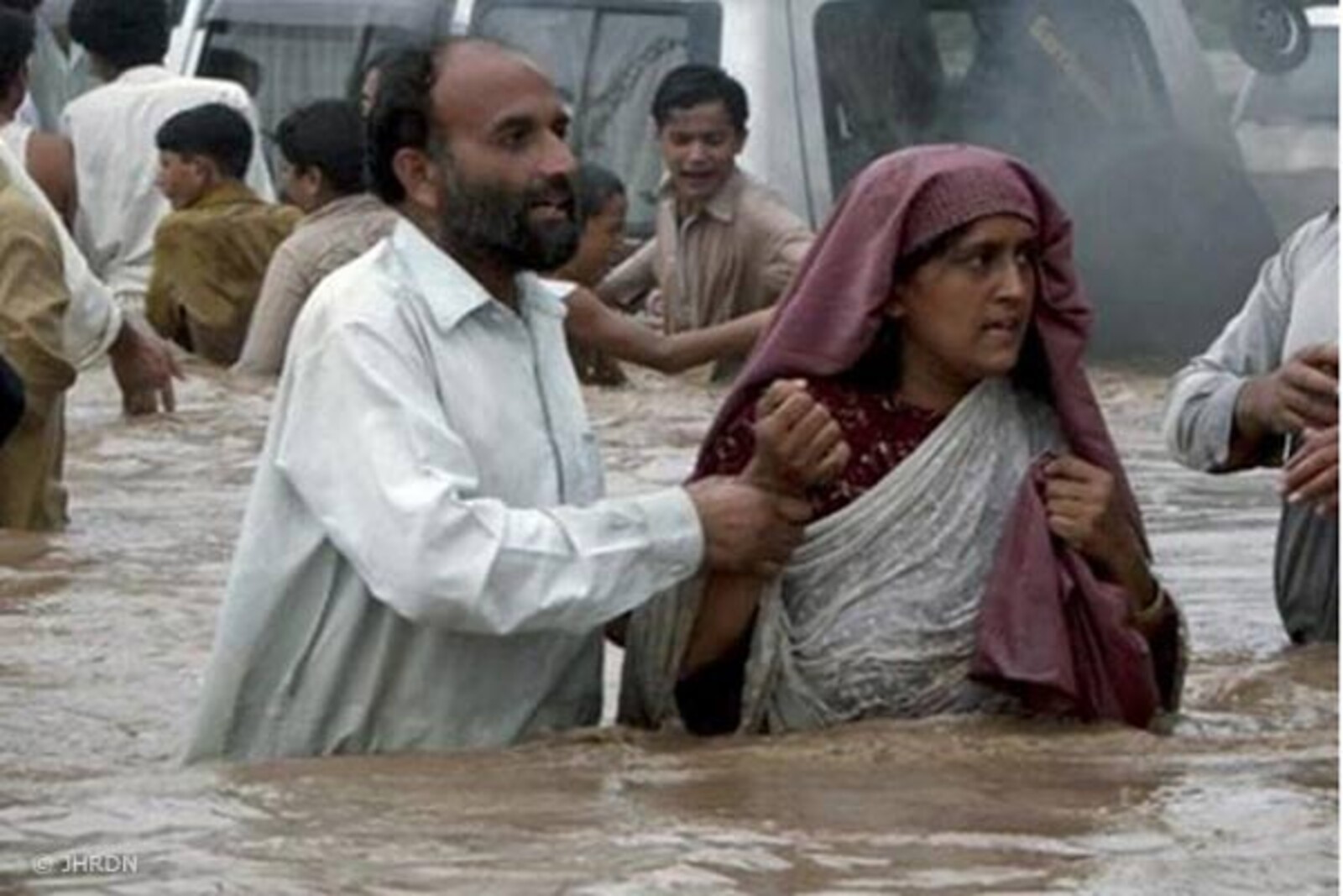 Flut Pakistan: Mann und Frau im Charsada District