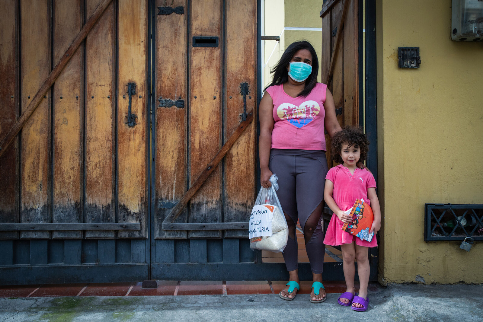 Frau und Kind mit Hilfslieferung in Ecuador