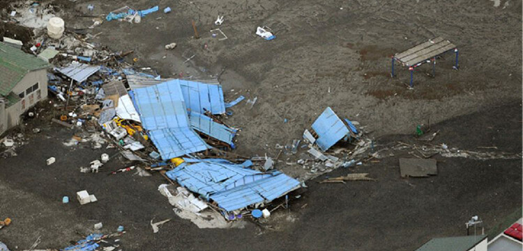 Ein Gebäude im Nordosten Japans, dass vom Tsunami weggeschwemmt wurde. © REUTERS/KYODO Kyodo