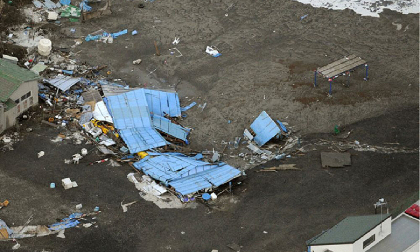 Ein Gebäude im Nordosten Japans, dass vom Tsunami weggeschwemmt wurde. © REUTERS/KYODO Kyodo