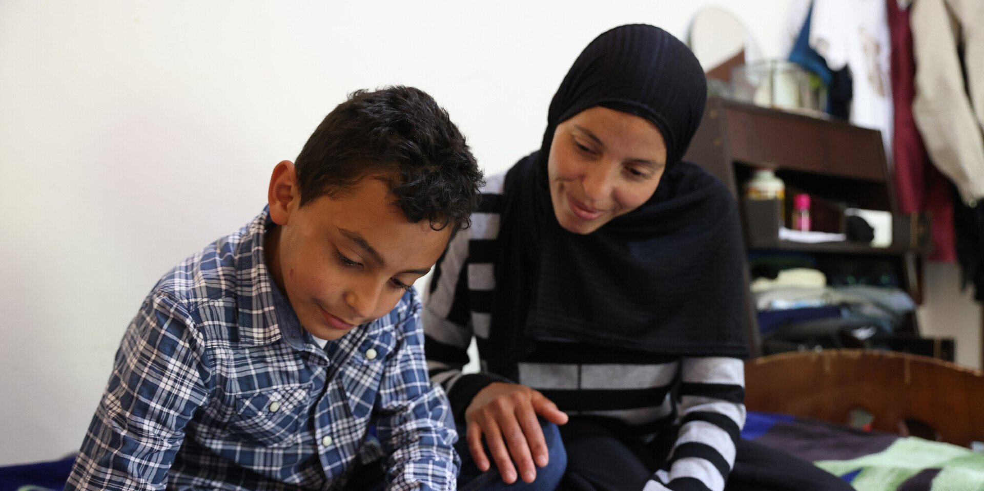 Mohammad Labaniye und seine Mutter beim Lernen