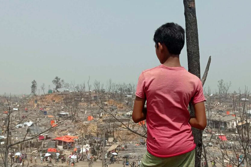 Ein Junge schaut auf ein Geflüchtetencamp in Bangladesch herab