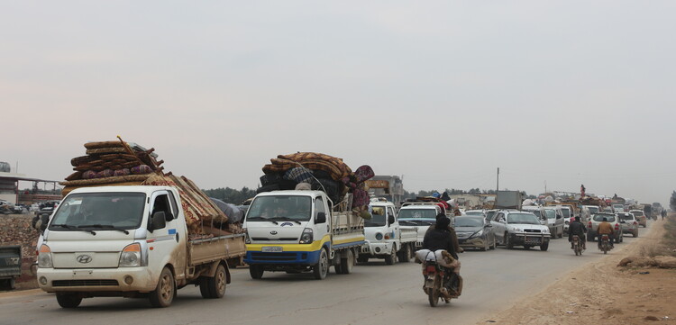 Menschen ergreifen die Flucht in Idlib, Nordsyrien Menschen ergreifen die Flucht in Idlib, Nordsyrien