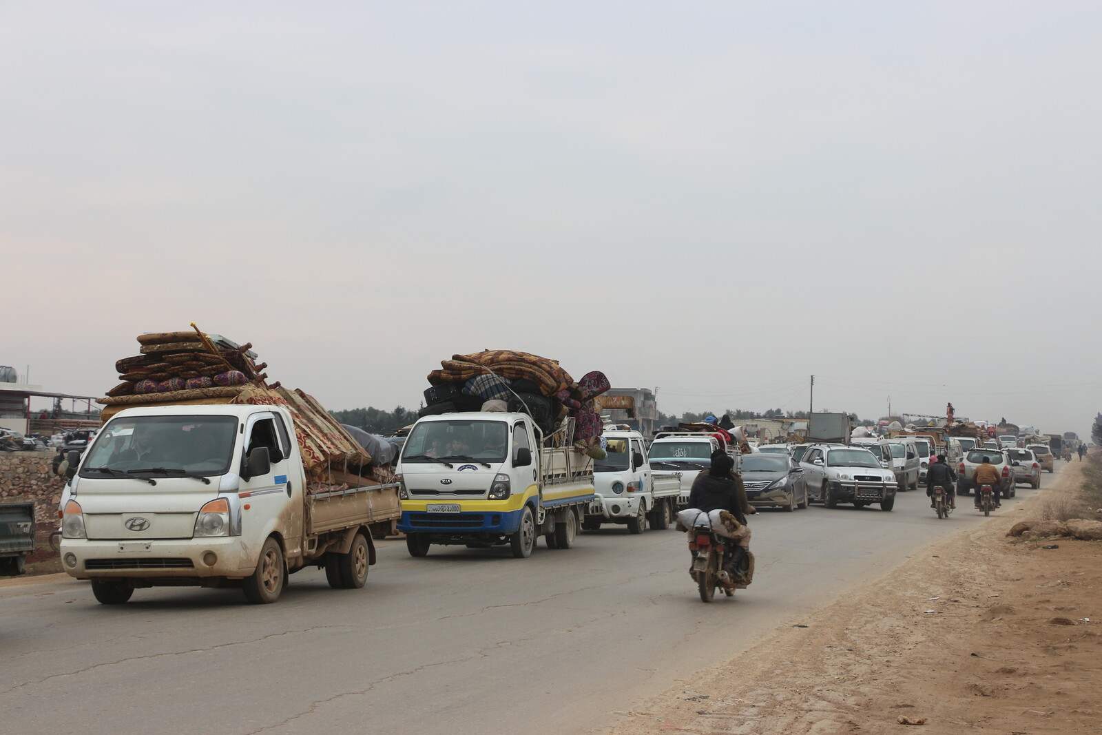 Menschen ergreifen die Flucht in Idlib, Nordsyrien