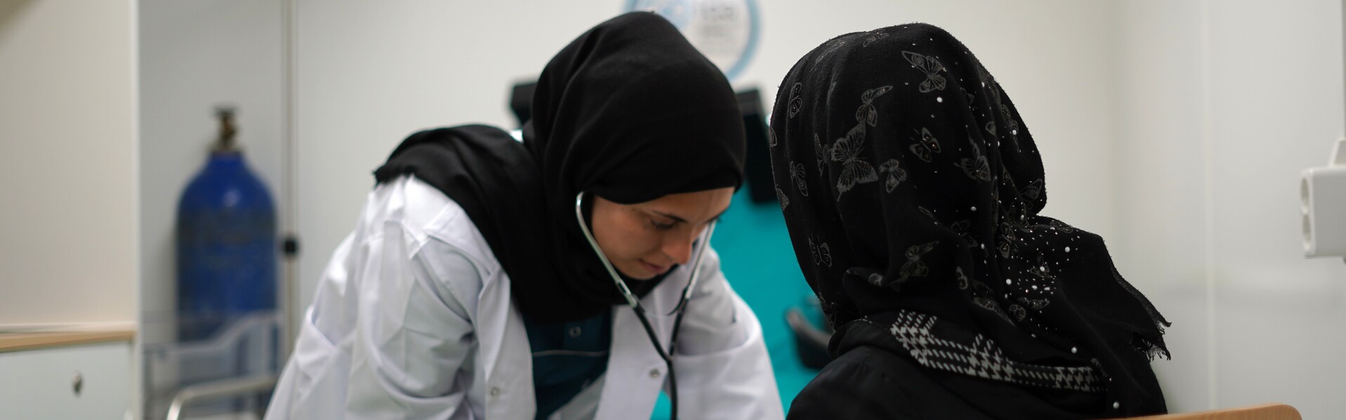 Eine Helferin leistet medizinische Nothilfe in einem Krankenhaus in Afrin, Syrien