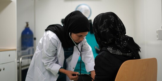 Eine Helferin leistet medizinische Nothilfe in einem Krankenhaus in Afrin, Syrien