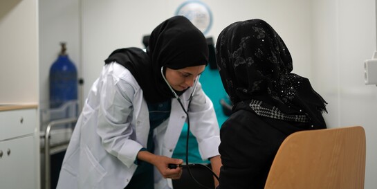 Eine Helferin leistet medizinische Nothilfe in einem Krankenhaus in Afrin, Syrien