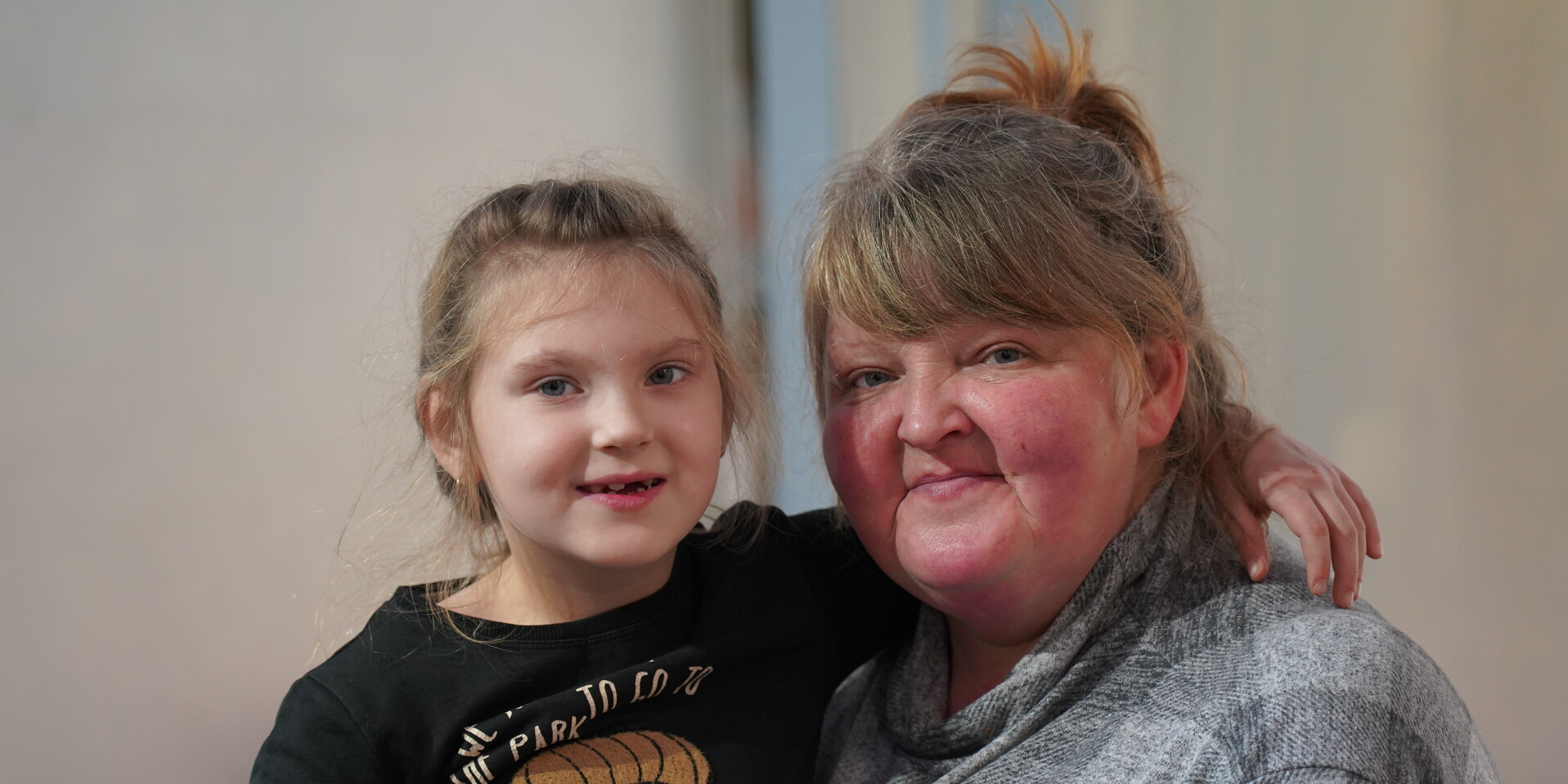 Sasha und ihre Mutter Oksana im Kinderschutzzentrum von World Vision für Familien in der Ukraine Sasha und ihre Mutter Oksana im Kinderschutzzentrum von World Vision für Familien in der Ukraine