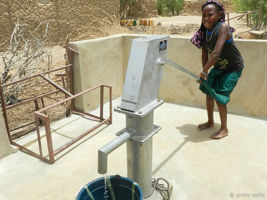 2-bs-saratta arche noVa hat an Sarattas Schule einen neuen Brunnen errichtet.