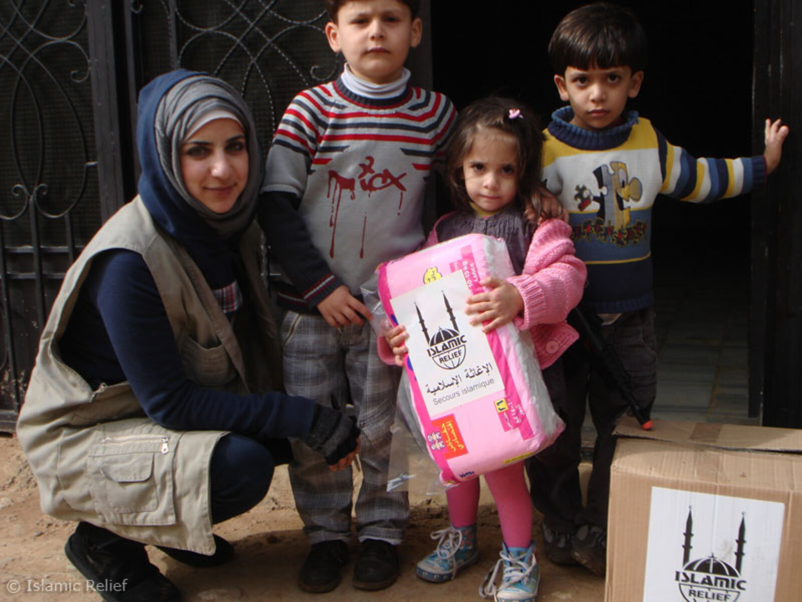 Islamic Relief unterstützt bedürftige Personen in Syrien und den angrenzenden Ländern mit Lebensmitteln, medizinischen Hilfsgütern, Güter des täglichen Bedarfs  und finanziellen Hilfsleistungen.