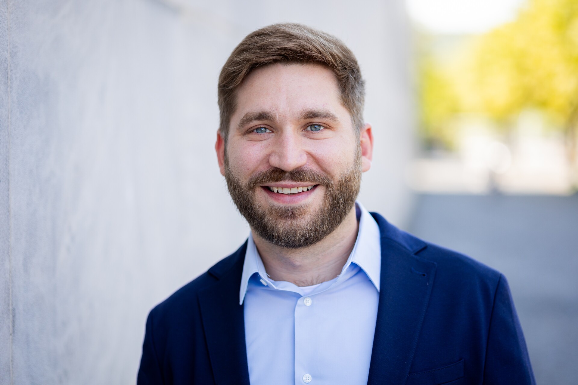 Maurice Wienicke Ein Mann mit Bart lächelt in die Kamera