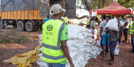 Helfer verteilen Säcke mit Hilfsgütern an Menschen in Madagaskar