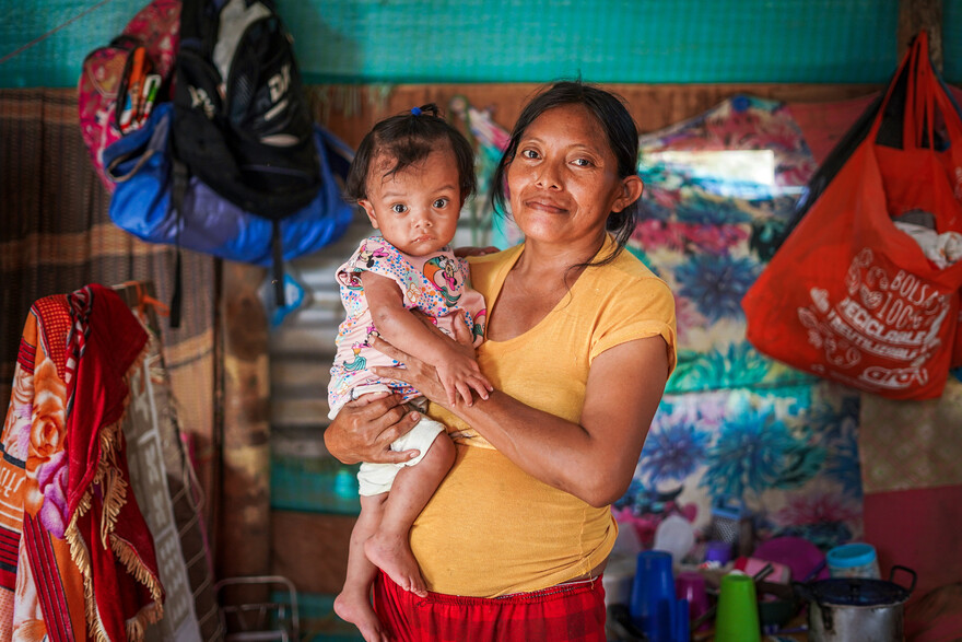Eine Frau aus Kolumbien hält ein Baby auf dem Arm
