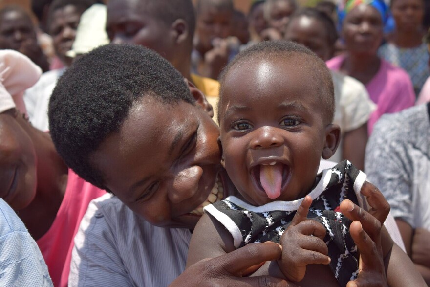 Eine Frau hält in Malawi ein Kind in ihren Armen Eine Frau hält in Malawi ein Kind in ihren Armen