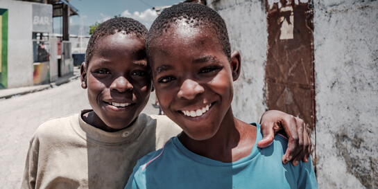 Zwei Jungen in Haiti 2017 - ein Jahr nach Hurrikan Matthew