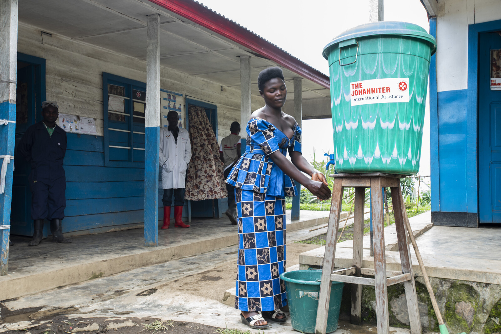 Eine Frau an einer Wasserstation im Kongo