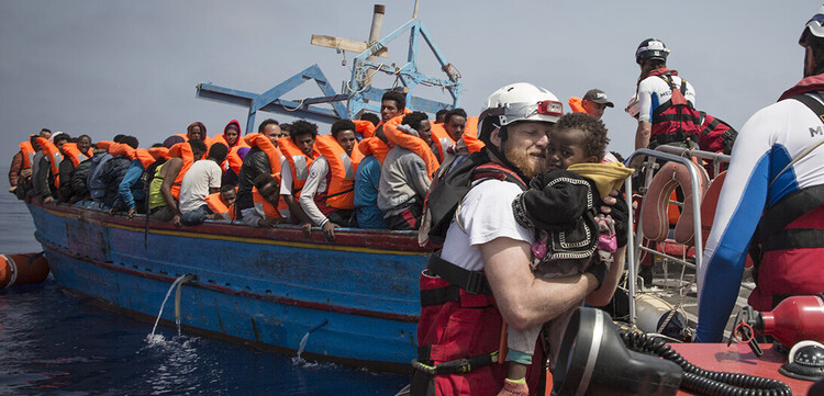 Helfer von SOS Méditerranée helfen Flüchtlingen auf dem Mittelmeer