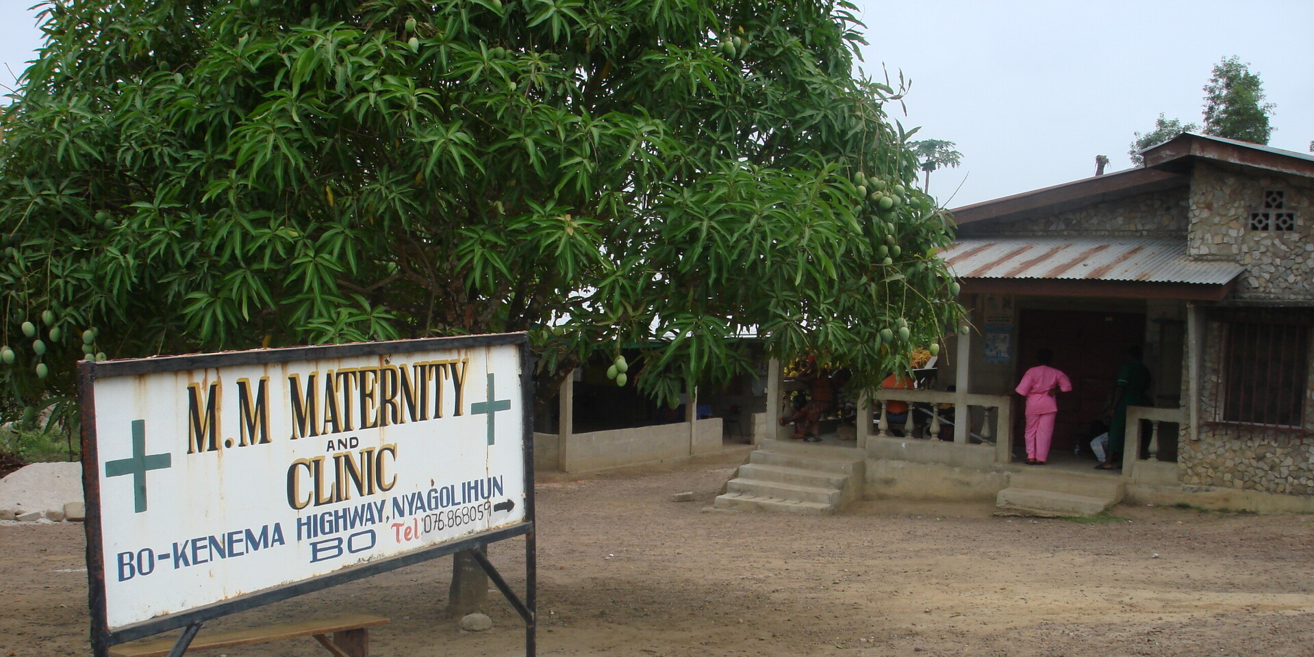 Blick auf das Eingangsschild und die Veranda der M. M. Maternity Clinic, die zentrale Anlaufstelle für Schwangere in Sierra Leone Blick auf das Eingangsschild und die Veranda der M. M. Maternity Clinic, die zentrale Anlaufstelle für Schwangere in Sierra Leone