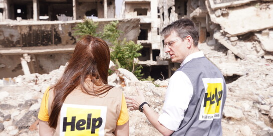 Dr. Thorsten Klose-Zuber, Generalsekretär von Help – Hilfe zur Selbsthilfe, mit Kollegin während Projektreise in Syrien 