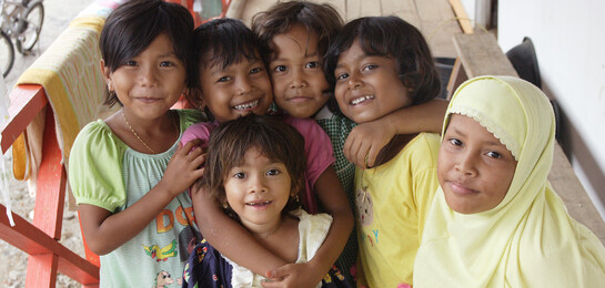Eine Gruppe von Mädchen steht in einer der neuen Übergangsunterkünfte, die World Vision nach dem Tsunami erbaut hat.