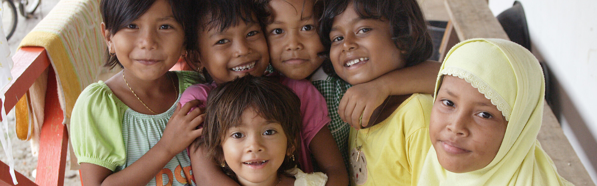 Eine Gruppe von Mädchen steht in einer der neuen Übergangsunterkünfte, die World Vision nach dem Tsunami erbaut hat.