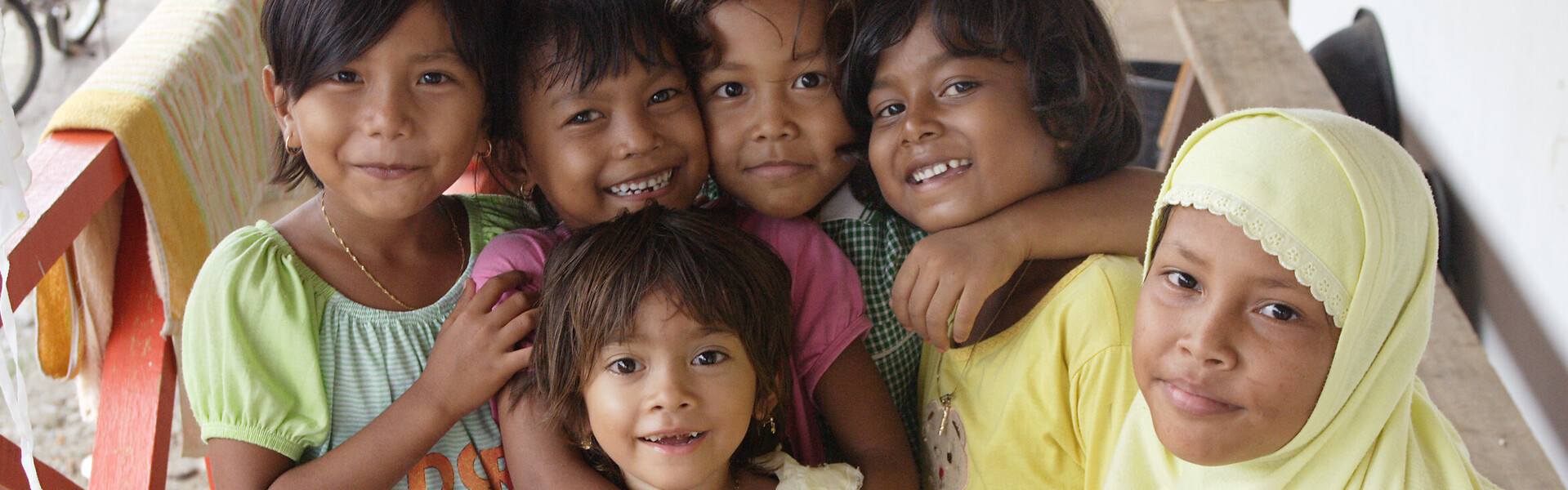 Eine Gruppe von Mädchen steht in einer der neuen Übergangsunterkünfte, die World Vision nach dem Tsunami erbaut hat.
