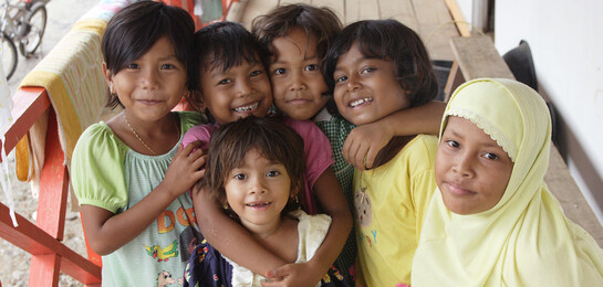 Eine Gruppe von Mädchen steht in einer der neuen Übergangsunterkünfte, die World Vision nach dem Tsunami erbaut hat.